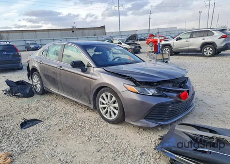 2020 Toyota Camry Le z USA, uszkodzony, nr VIN 4T1C11AKXLU347344